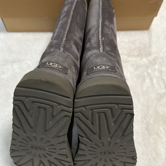 Women Ugg Boots - Picture 9 of 10